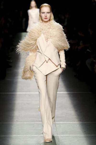 Look 29